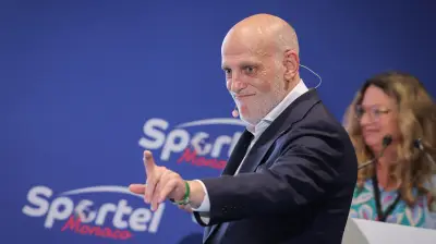 تيباس يسخر من أربيلوا: يعيش 'نغمة المظلومية' ويتوقع تعثر برشلونة في الدوري الإسباني