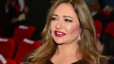 ليلى علوي تنعى والد منة شلبي: تعبيرات حزن ومواساة في الساحة الفنية