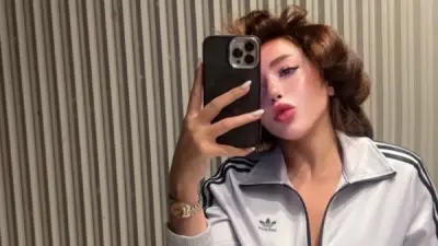 سارة سلامة تخطف الأنظار بإطلالة كاجوال وتكشف تفاصيل علاقتها بوالدها الفنان أحمد سلامة