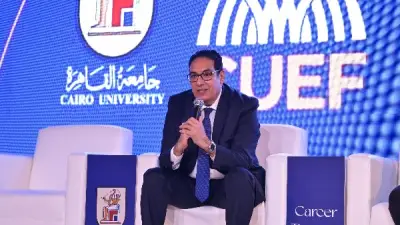 رئيس جامعة القاهرة يلتقي الطلاب في حوار مفتوح بختام ملتقى التوظيف والتدريب