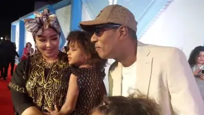نجم بلاك تيما يغني أغنية 'بحار' مع بناته في افتتاح مهرجان أسوان لسينما المرأة