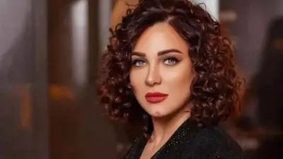 سلاف فواخرجي تخطف الأنظار بإطلالة جريئة في افتتاح مهرجان أسوان لسينما المرأة