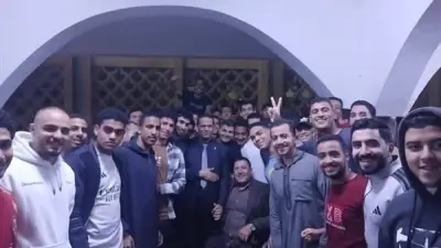 نائب رئيس جامعة الأزهر يشارك طلاب المدينة الجامعية وجبة العشاء ويستمع لمطالبهم