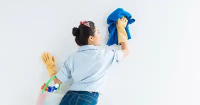 وداعاً للبقع على الجدران: وصفات سريعة للأمهات لتنظيف المنزل بسهولة