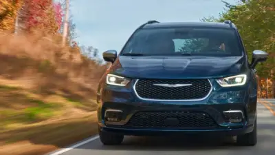 كرايسلر تواجه دعوى قضائية جماعية بسبب عيب خطير في محركات سياراتها الهجينة