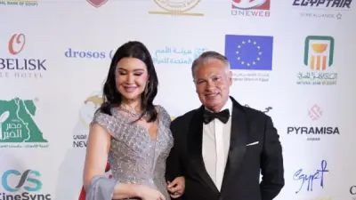 أروى جودة تتألق بإطلالة بسيطة وأنيقة برفقة زوجها في مهرجان أسوان الدولي