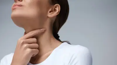 كيفية التخلص من التهاب الحلق بسهولة: نصائح منزلية فعالة لعلاج الألم والتهيج