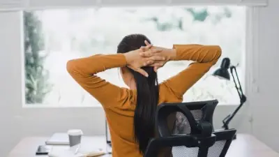 ماذا يحدث لجسمك عند الجلوس لفترات طويلة يوميًا؟ الحقيقة الصادمة