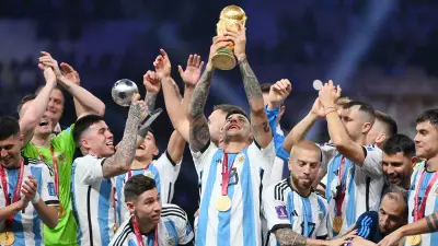 مانشستر يونايتد يستعد لصفقة مدوية في سوق الانتقالات لتعزيز دفاعه