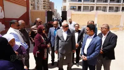 محافظ مطروح يشهد تجربة التعليم عن بُعد بأم الصغير ويوجه بتعميمها بالمناطق النائية