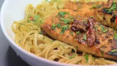 طريقة تحضير المكرونة بالسلمون والوايت صوص: وصفة شهية من الشيف نورا السادات