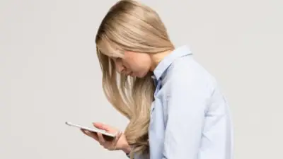 عادات يومية شائعة تدمر وضعية الجسم وتسبب آلام الرقبة والظهر بشكل صامت