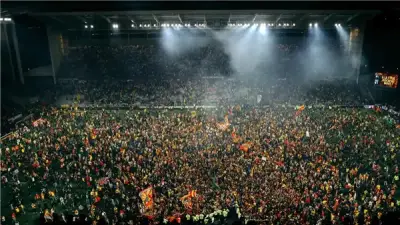 جماهير لانس تجتاح الملعب احتفالاً بتأهل الفريق لنهائي كأس فرنسا بعد فوز كبير