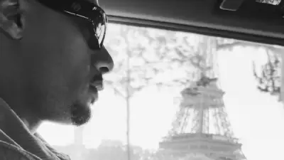 محمد رمضان يخطف الأنظار أمام برج إيفل في باريس ويعلن عن دويتو عالمي جديد