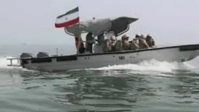 نيران الحرس الثوري تشعل التوتر في مضيق هرمز باستهداف سفينة حاويات واحتجاز أخرى