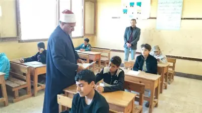 رئيس الإسماعيلية الأزهرية يستطلع آراء الطلاب حول امتحانات النقل بالمرحلة الإعدادية