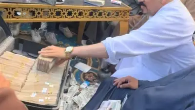 جدل واسع في الغربية بعد إلقاء أموال تحت قدم عريس في حفل زفاف شعبي