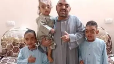 جدل واسع حول صورة عائلية للشيخ محمد حسن وأبنائه من ذوي الهمم على فيسبوك