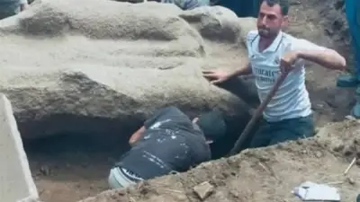 صدفة تقود إلى كنز مدفون: اكتشاف تمثال فرعوني ضخم أثناء حفر ملعب في الشرقية