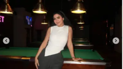 كارولين عزمي تخطف الأنظار بإطلالة أنيقة تبرز رشاقتها في أحدث ظهور