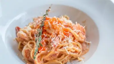 طريقة تحضير المكرونة بينك صوص بالجمبري: وصفة منزلية سهلة وأوفر من المطاعم