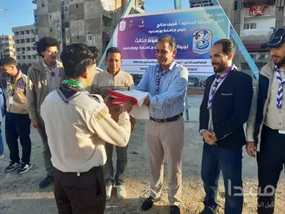 رئيس جامعة بورسعيد يشارك طلابه تحية العلم ويشيد بالعمل الجماعي