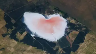 بحيرة وردية تدهش العلماء بتغير ألوانها في الأرجنتين