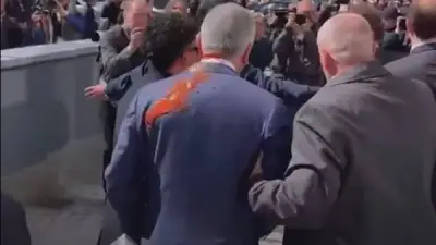 فيديو: إهانة نجل شاه إيران بالطلاء الأحمر في برلين تثير الجدل