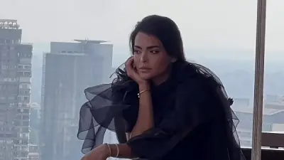 جرأة وأناقة.. أسماء جلال تثير الجدل بإطلالة صيفية جريئة