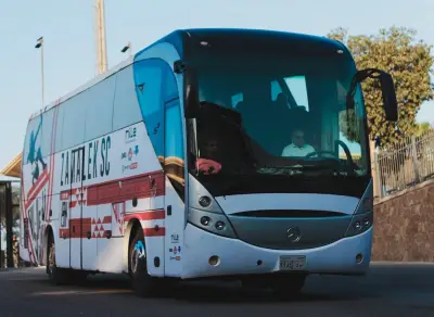 حافلة الزمالك تصل استاد القاهرة لمواجهة بيراميدز في قمة الدوري