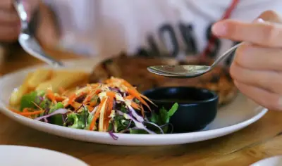 نظام الوجبة الواحدة: فوائد ومخاطر صحية يجب معرفتها