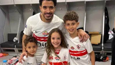 عمر جابر يحتفل بفوز الزمالك على بيراميدز برفقة أبنائه