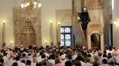 هل يجوز نهي المصلي عن الكلام أثناء خطبة الجمعة؟ الأزهر يوضح الحكم الشرعي