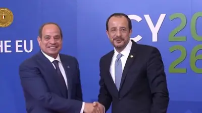 السيسي وخريستودوليدس يلتقطان الصور قبل انطلاق القمة الأوروبية في قبرص