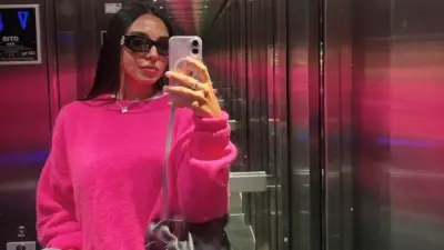 سلمى أبو ضيف تتألق ببلوفر فوشيا في أحدث إطلالة كاجوال