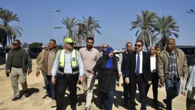 محافظ بورسعيد يتابع استمرار رصف الطرق الداخلية بمنطقة النور بحي الضواحي