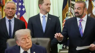 ازدواجية لافتة.. ترامب يغفو مجددا في اجتماع بعد وصف بايدن بالنعاس