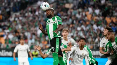 خبير تحكيمي يعلق على طرد هويسن أمام بيتيس: لا تستحق الحمراء