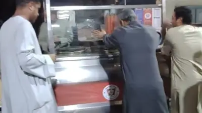 ضبط عاملين وغلق مطعم كشري في سوهاج بعد العثور على برص داخل الطاجن