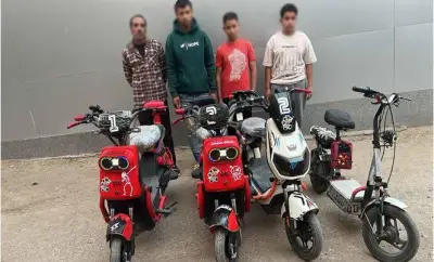 ضبط المتهمين بأداء حركات استعراضية بالدراجات الكهربائية في البحيرة