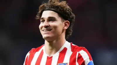 ألفاريز يشعل الجدل بين برشلونة وأتلتيكو مدريد في سوق الانتقالات