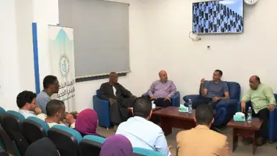 محافظ أسوان يواصل لقاءاته الجماهيرية مع أهالي دراو للاستماع لمطالبهم