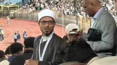 كلية القرآن الكريم تنفي انتساب شخص يظهر بزي أزهري في المدرجات