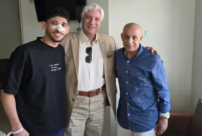 مدير الكرة بالزمالك يطمئن على لاعب بيراميدز بعد خضوعه لجراحة في الأنف