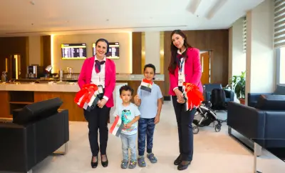 مطار القاهرة يحتفل بعيد تحرير سيناء مع الركاب بالورود والعلم