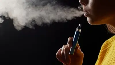 قانون بريطاني يصنع جيلاً بلا تدخين وخبير بأكسفورد يحذر من السجائر الإلكترونية