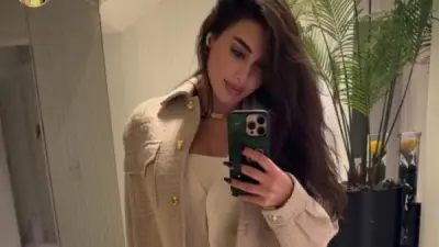 ياسمين صبري تتألق ببيجامة ستان بيضاء في إطلالة جديدة على إنستجرام