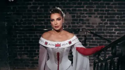 أصالة تخطف الأنظار بإطلالة أنيقة باللونين الأبيض والأحمر