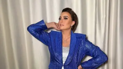 بشرى تتألق ببدلة زرقاء لامعة في أحدث ظهور لها