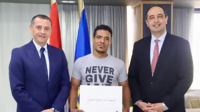 محافظ أسوان يلتقي مدير صندوق مكافحة الإدمان ويسلم بايكات للمتعافين